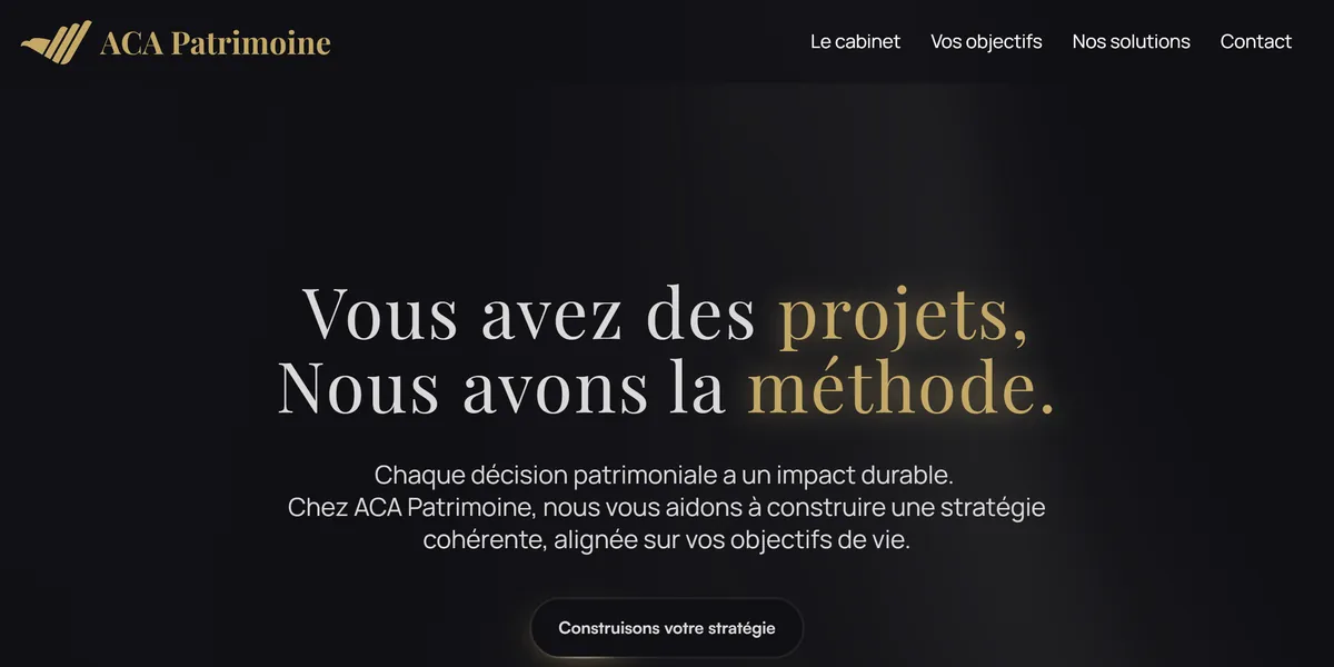 Premier écran d'ACA Patrimoine : le même titre en serif, deux mots en or, un bouton « Construisons votre stratégie ».
