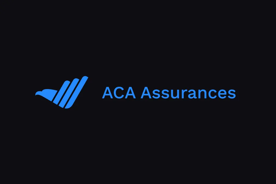 Le logo ACA Assurances : trois traits obliques et le nom, en bleu, seuls sur le fond sombre.