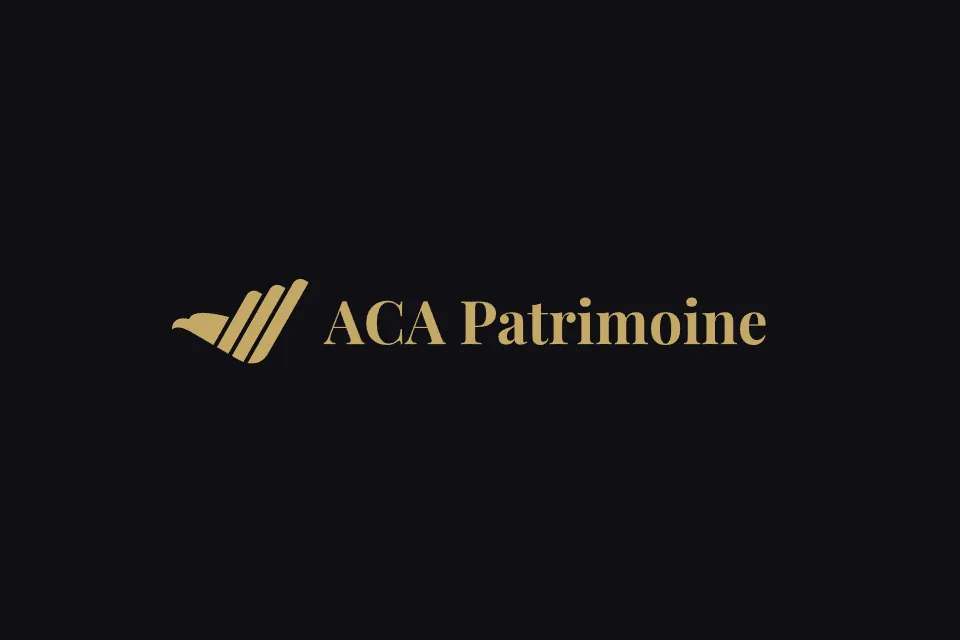 Le logo ACA Patrimoine : les mêmes trois traits obliques et le nom, en or, seuls sur le fond sombre.
