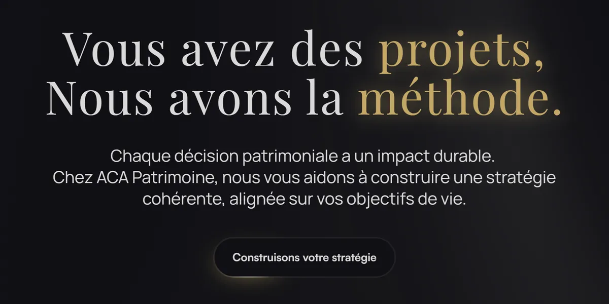 Titre d'ACA Patrimoine sur deux lignes, « projets » et « méthode » en or, bouton pilule « Construisons votre stratégie ».