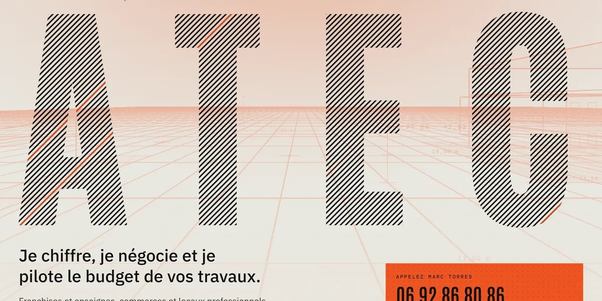 Premier écran d'atec.re : les lettres ATEC hachurées sur une grille de chantier en perspective, puis « Je chiffre, je négocie et je pilote le budget de vos travaux ».