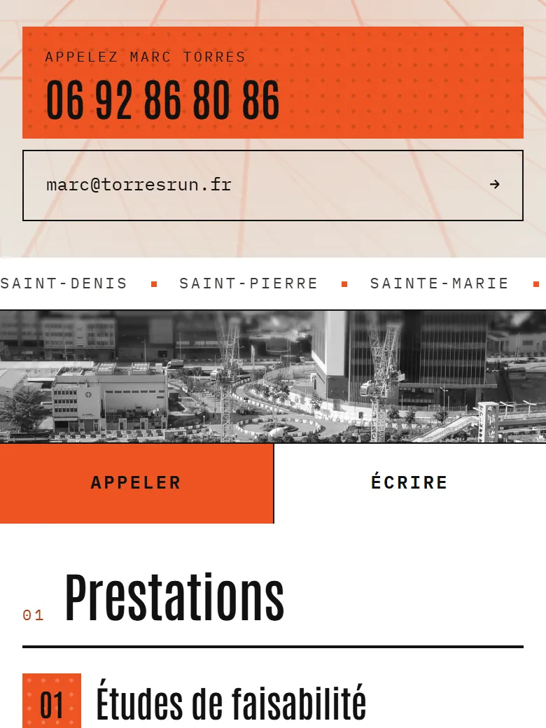 Sur téléphone : le bloc orange avec le numéro, l'adresse, une photo de chantier en noir et blanc, et la barre « Appeler, Écrire » collée en bas.