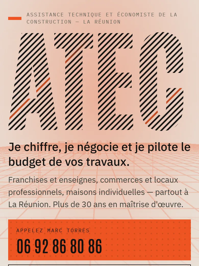 Sur téléphone : les lettres ATEC hachurées sur toute la largeur, puis « Je chiffre, je négocie et je pilote le budget de vos travaux ».